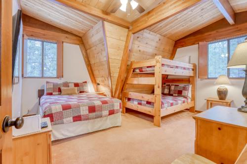 Una cama o camas en una habitación de 3 Hare Lane