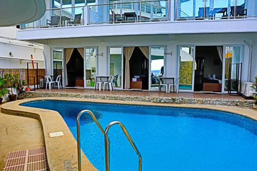 波尔多·格尼拉Arkipelago Beach Resort的建筑物前的一个大型游泳池