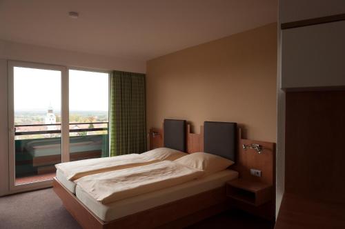 Ліжко або ліжка в номері Hotel Haus Deutsch Krone