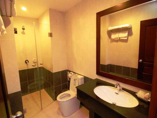 ein Badezimmer mit einem Waschbecken, einem WC und einem Spiegel in der Unterkunft Sabaidee@Lao Hotel Vientiane in Vientiane
