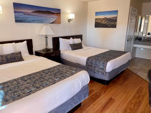 um quarto de hotel com duas camas num quarto em Sunbeam Motel em San Luis Obispo