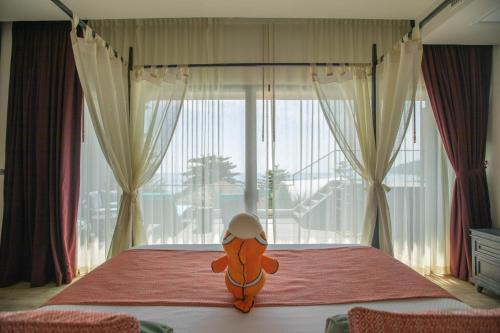 เตียงในห้องที่ Ananya Lipe Resort