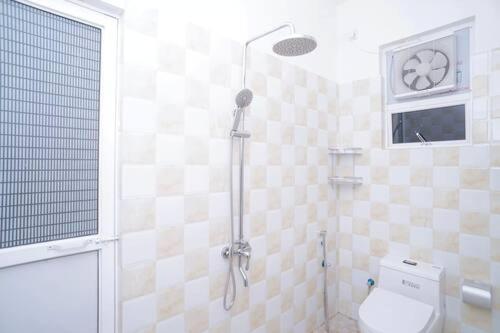 希卡杜瓦的住宿－Hotel Cranberry，浴室配有淋浴和卫生间。