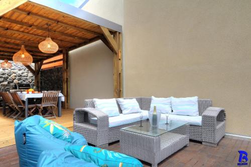 Een zitgedeelte bij Villa LM ROQ, classée 4 étoiles, piscine, Mont Roquefeuil, 6 adultes et 2 enfants
