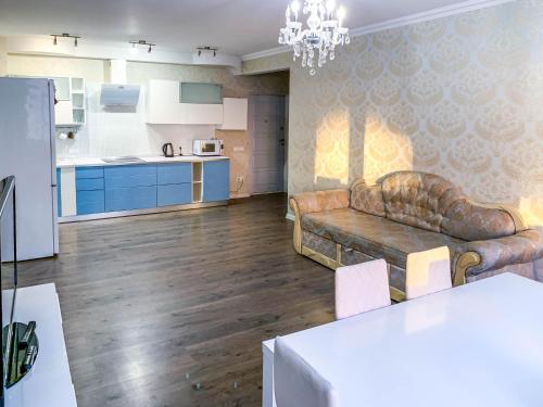 un soggiorno con divano e una cucina di 2к квартира на Академгородке a Kiev
