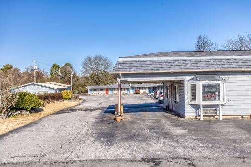an empty parking lot in front of a building at OYO Hotel Heber Springs Lakeside in Heber Springs