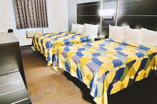 Llit o llits en una habitació de Coratel Inn & Suites by Jasper Northfield