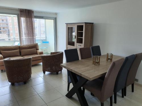 un salon avec une table, des chaises et un canapé dans l'établissement OASIS du TOUQUET, à Le Touquet-Paris-Plage