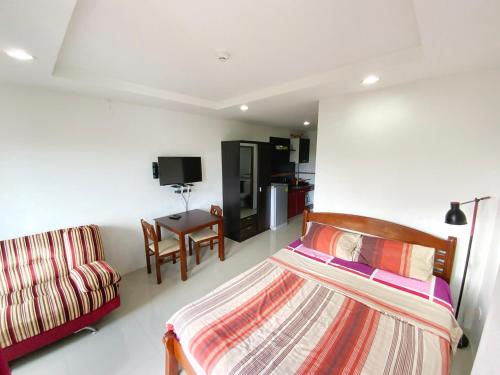 Postel nebo postele na pokoji v ubytování Beach 7 Condo Pattaya 11