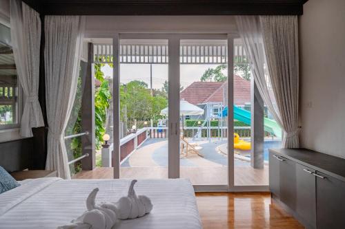 Postel nebo postele na pokoji v ubytování RimLay Beachfront Pool Villa