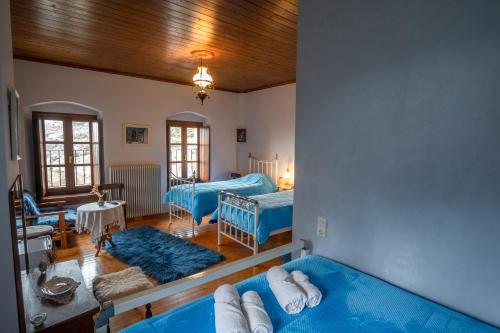 a bedroom with two beds in a room at Casa Calda in Sirako