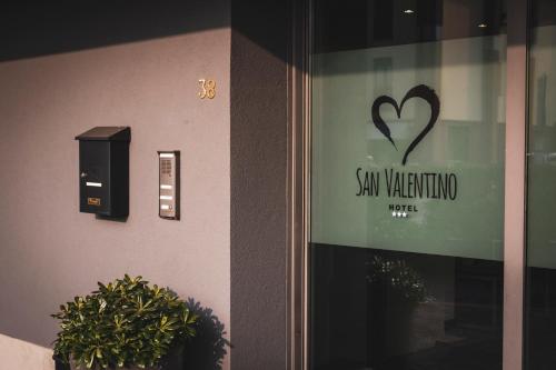 un cartel en la puerta de una sala de espera de spa en San Valentino Hotel en Villa di Serio