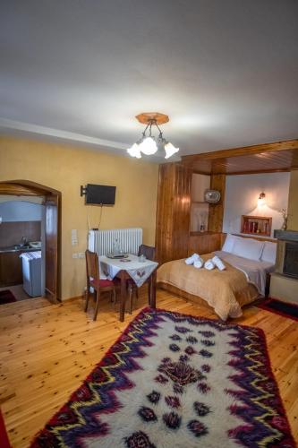 a bedroom with a bed and a table with a rug at Casa Calda in Sirako