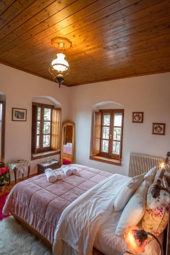 a bedroom with a large bed with a wooden ceiling at Casa Calda in Sirako