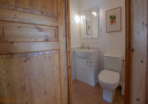 uma casa de banho com um WC e um lavatório em au-dessus du jardin appartement climatisé em Eckbolsheim