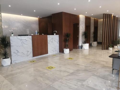un vestíbulo con macetas en un edificio en فندق ايون الندى en Riad