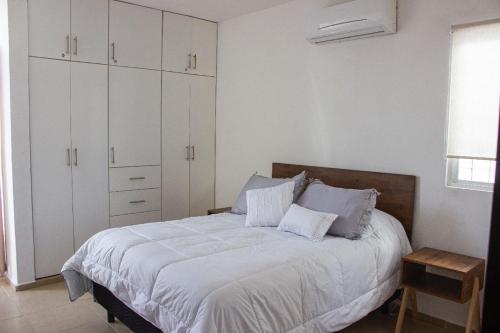 Marsella Home tesisinde bir odada yatak veya yataklar