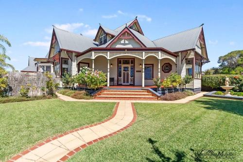 a large house with a grass yard at Federation home in town, close to lake & shops in Yarrawonga