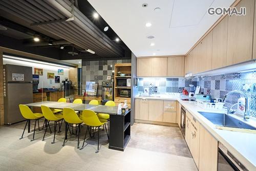 Taiwan Youth Hostel & Capsule Hotel tesisinde mutfak veya mini mutfak
