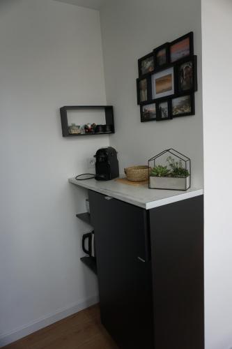 a desk in a room with a white wall at Ultra centre - Certainement la plus belle vue de Pau in Pau