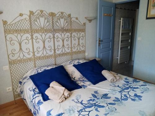 Postel nebo postele na pokoji v ubytování les chambres de Rocbaron