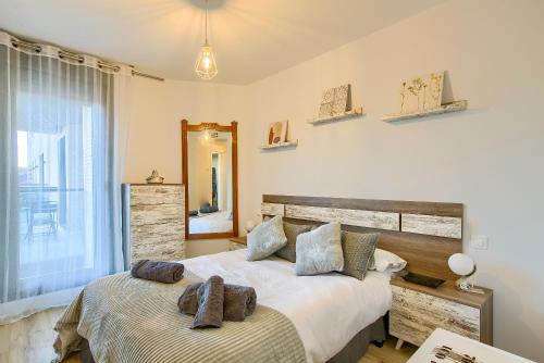 1 dormitorio con 1 cama con toallas en 2B2B Deluxe apartment - Jardines de Cuatro Caminos - Business District - Santiago Bernabéu, en Madrid