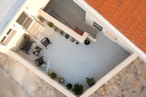 an overhead view of a swimming pool with plants at Niki Mountain House in Kamariótis