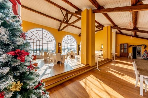 a room with a christmas tree and tables and chairs at Tenuta San Giorgio in Serravalle Scrivia