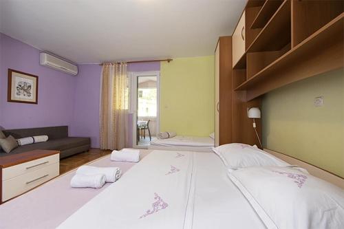 Ένα ή περισσότερα κρεβάτια σε δωμάτιο στο VILA MILENKA Apartmani Drago