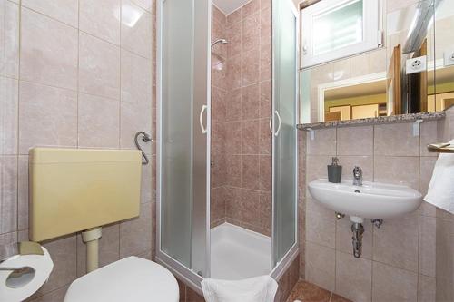 Ένα μπάνιο στο VILA MILENKA Apartmani Drago