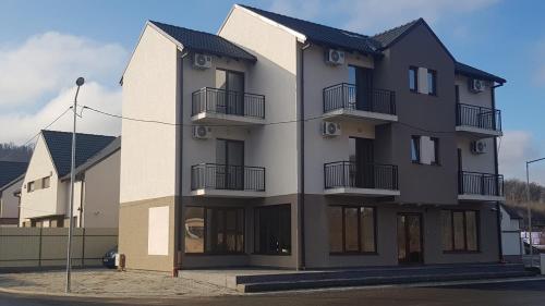 Un gran edificio con balcones a los lados. en Apartament 6 Budiu, en Târgu Mureș