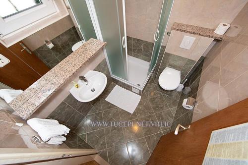 Ένα μπάνιο στο VILA MILENKA Apartmani Drago
