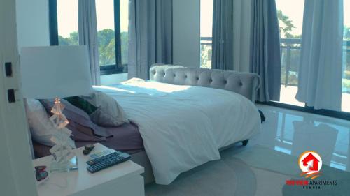 sypialnia z łóżkiem i stołem z lampką w obiekcie The View Apartments w mieście Brusubi