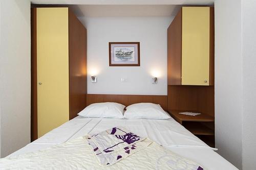 Ένα ή περισσότερα κρεβάτια σε δωμάτιο στο VILA MILENKA Apartmani Drago