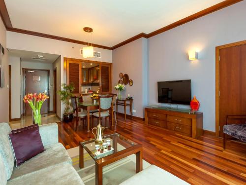 Μια τηλεόραση ή/και κέντρο ψυχαγωγίας στο Flora Creek Deluxe Hotel Apartments, Dubai