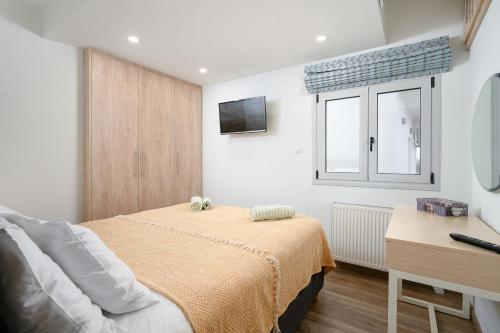 niewielka sypialnia z łóżkiem i oknem w obiekcie Niki Mountain House w mieście Kamariótis