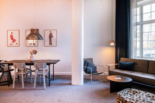 uma sala de estar com uma mesa e um sofá em The Citadel Apartments by Daniel&Jacob's em Copenhague