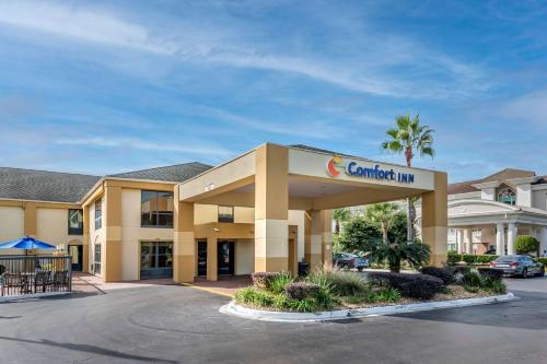 a front view of a hotel with a car dealership at Comfort Inn Yulee - Fernandina Beach in Yulee