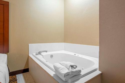 a bathroom with a bath tub with towels in it at Comfort Suites Mobile East Bay in Daphne