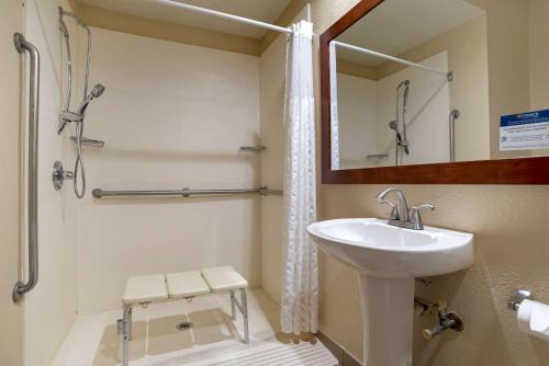 Ванная комната в Comfort Suites Hattiesburg