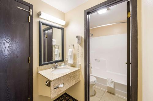 een badkamer met een wastafel en een toilet bij Quality Inn Clovis in Clovis