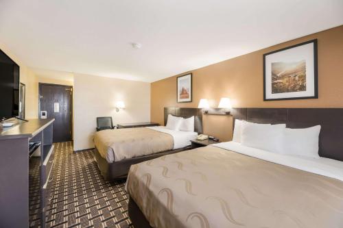 Un pat sau paturi într-o cameră la Quality Inn Clovis