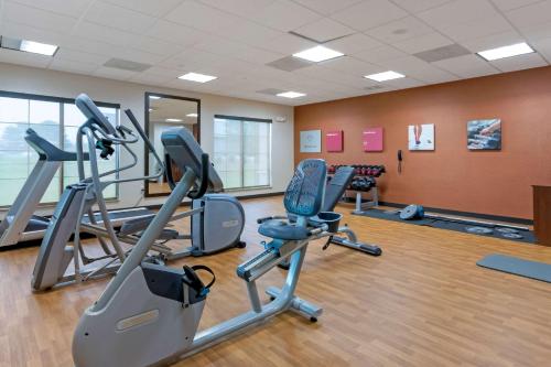 a gym with treadmills and exercise bikes in a room at Comfort Suites Billings in Billings