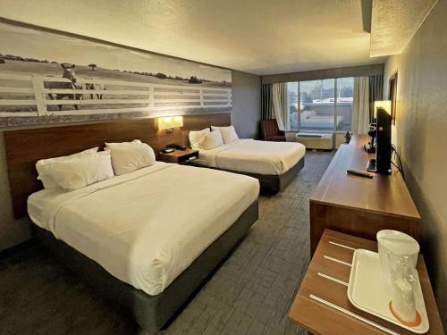 Tempat tidur dalam kamar di Clarion Pointe Hopkinsville near The Bruce Convention Center