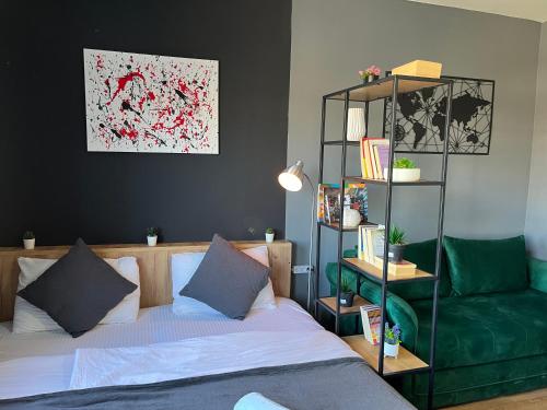 Ένα ή περισσότερα κρεβάτια σε δωμάτιο στο Mickitos City Center Apartment