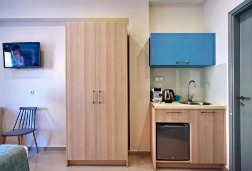 een kleine keuken met een wastafel en een kast bij City Pearl Dntwn Apts in Heraklion