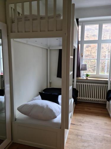 łóżko piętrowe w pokoju z łóżkiem w pokoju w obiekcie Waldbahnhof Sauerland w mieście Brilon-Wald