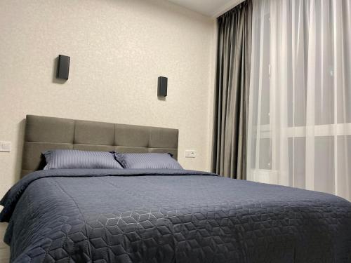 Кровать или кровати в номере Slavutich apartments near metro station