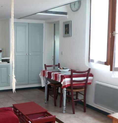 une salle à manger avec une table et quelques chaises dans l'établissement Au calme, aux portes de Montpellier, à Grabels
