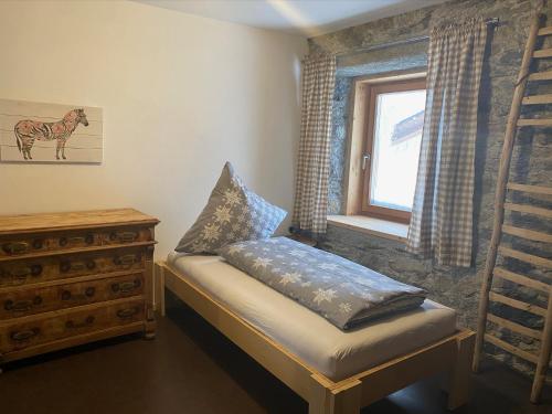 מיטה או מיטות בחדר ב-Stimmungsvolle Loftwohnung im Künstlerviertel in Susch